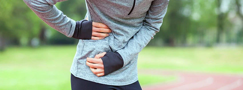 Femme sportive avec un point de côté