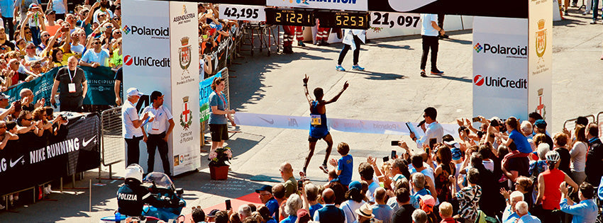 Coureur franchissant la ligne d'arrivée lors d'un marathon