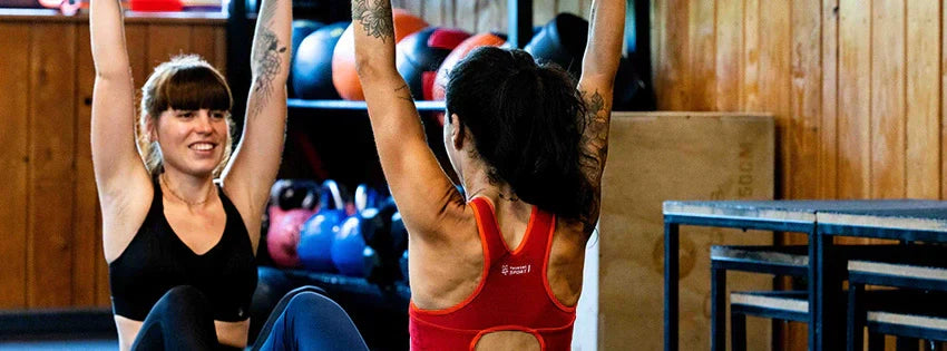Femmes qui font des exercices de renforcement au poids