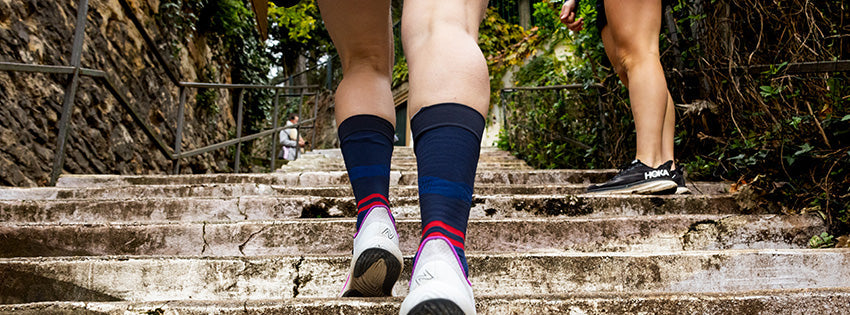 Femmes courant dans un escalier