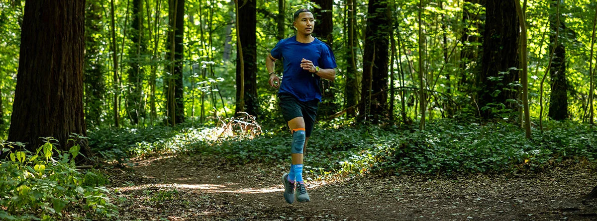 Coureur avec une genouillère en forêt