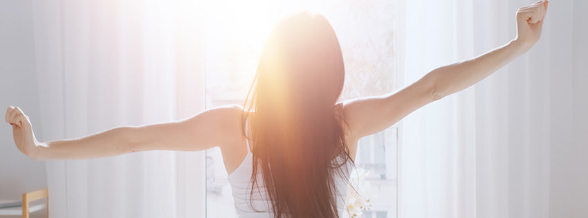Femme de dos après une bonne nuit de sommeil
