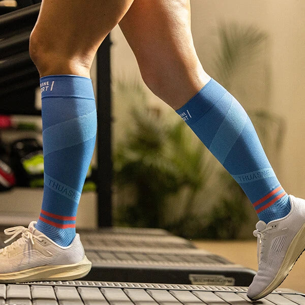 Chaussettes hautes de compression bleu clair