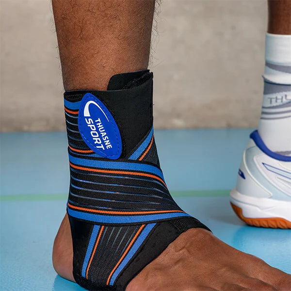 Chevillère ligamentaire avec bande strapping portée sur un gymnase