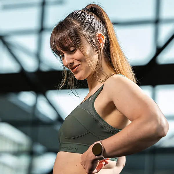 Brassière éco-responsable Top Strap Conscious portée à la salle de Fitness