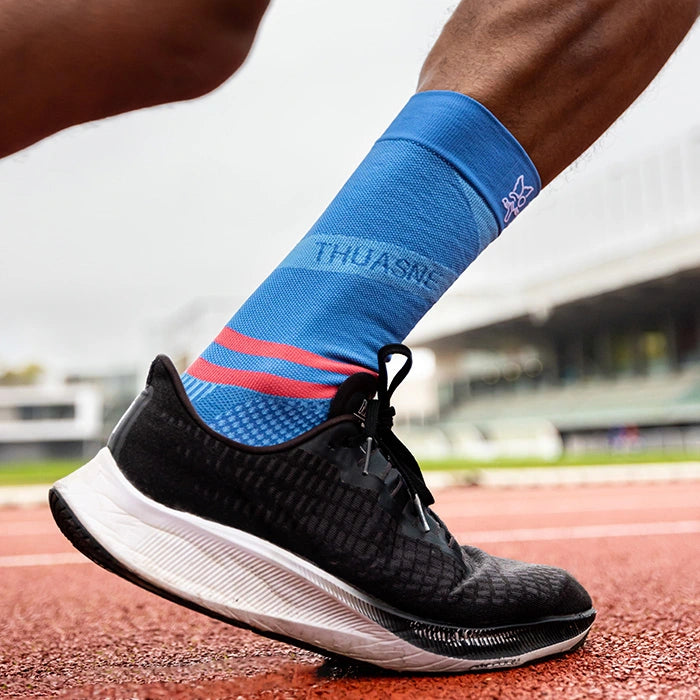 Chaussette de compression mi mollet sur piste athlétisme