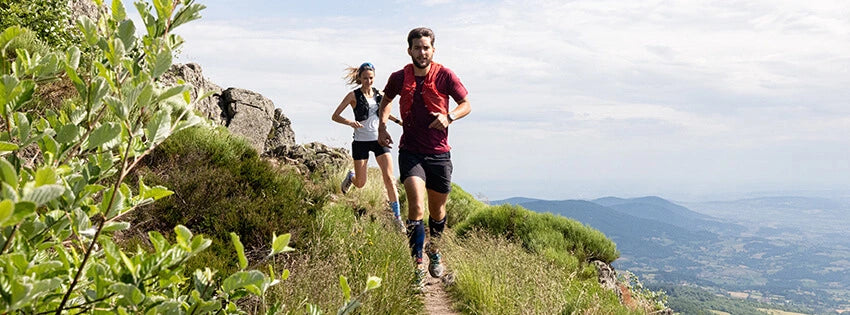 Couple de coureurs dans les montagnes 