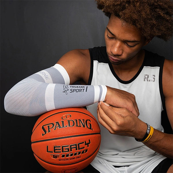 Manchette de bras portée par un joueur de basketball
